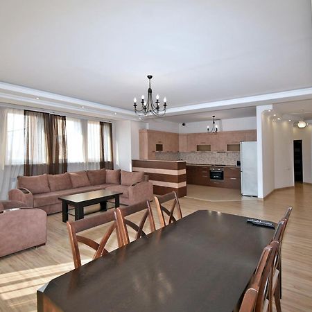 2 Bedrooms 2 Bathrooms Large And Lux Apartment Best Location Yerevan Exterior photo